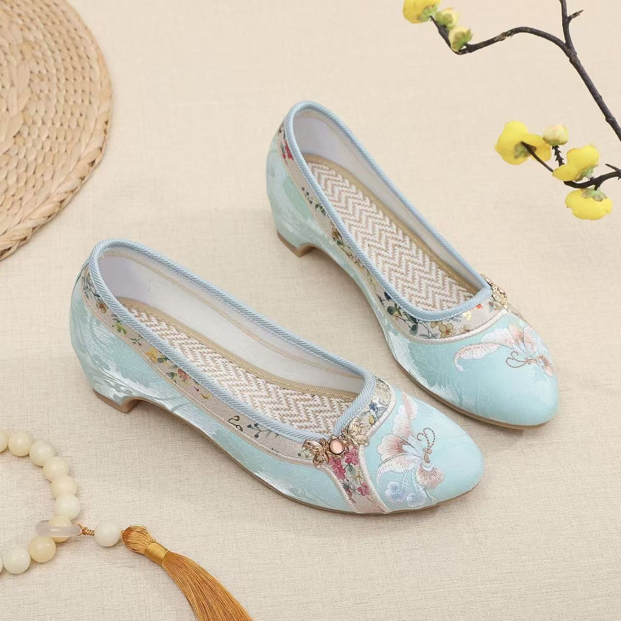 Kadın Düşük Topuklu İşlemeli C - Embroidery Style incelemesi ve fiyatı